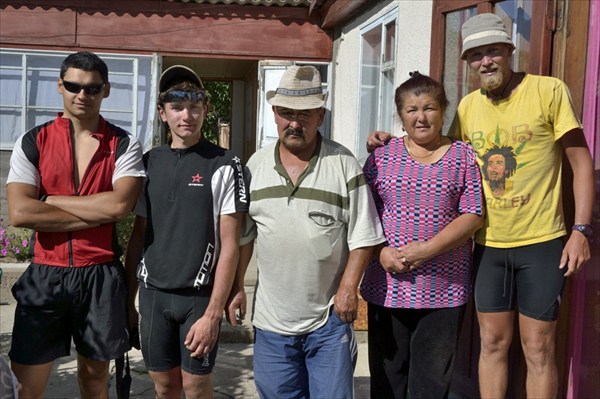 Эрмек Фазылбаев с женой и туристами